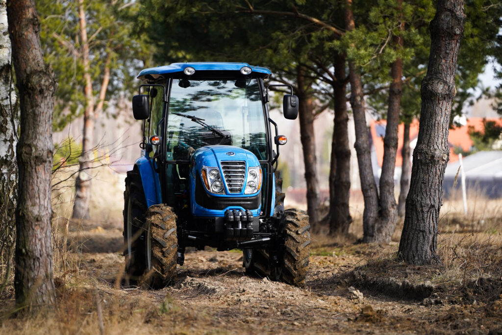 Traktor w błocie :: LS Tractor MT3 50 HST :: Traktor.com.pl