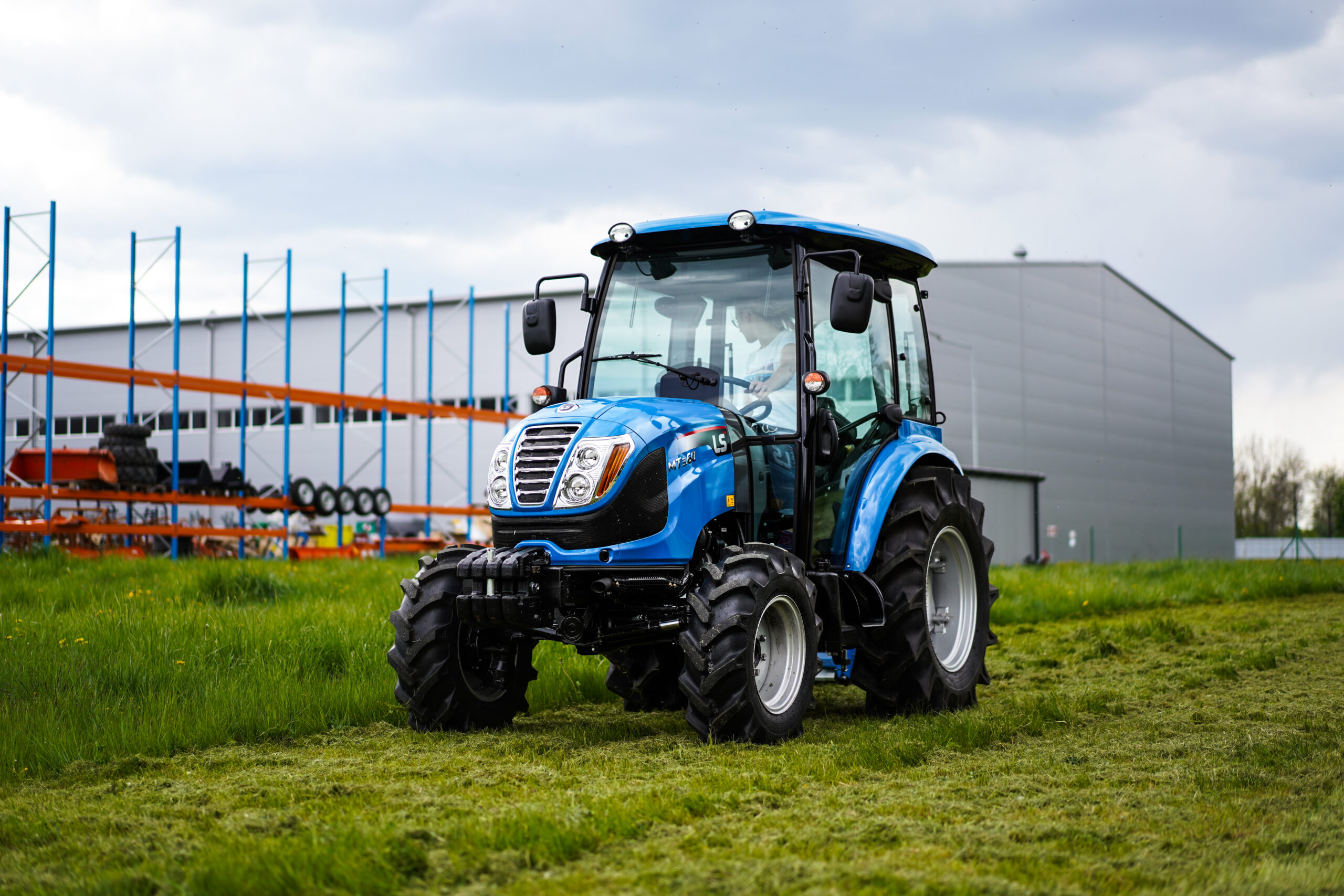 LS Tractor MT3.60 na tle firmy