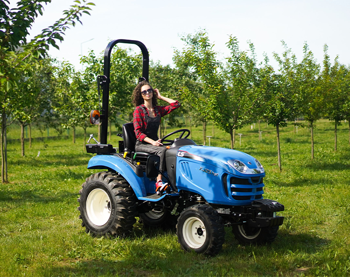 Bronowanie pola w małym gospodarstwie – LS Tractor XJ25 i brona ciężka 3-polowa składana Demarol w akcji