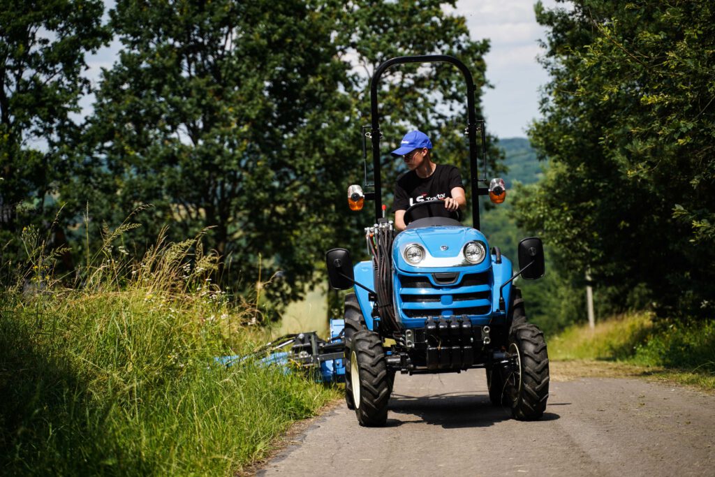 LS Tractor XJ 25 + kosiarka bijakowa na wysięgniku :: LS-Traktor.pl