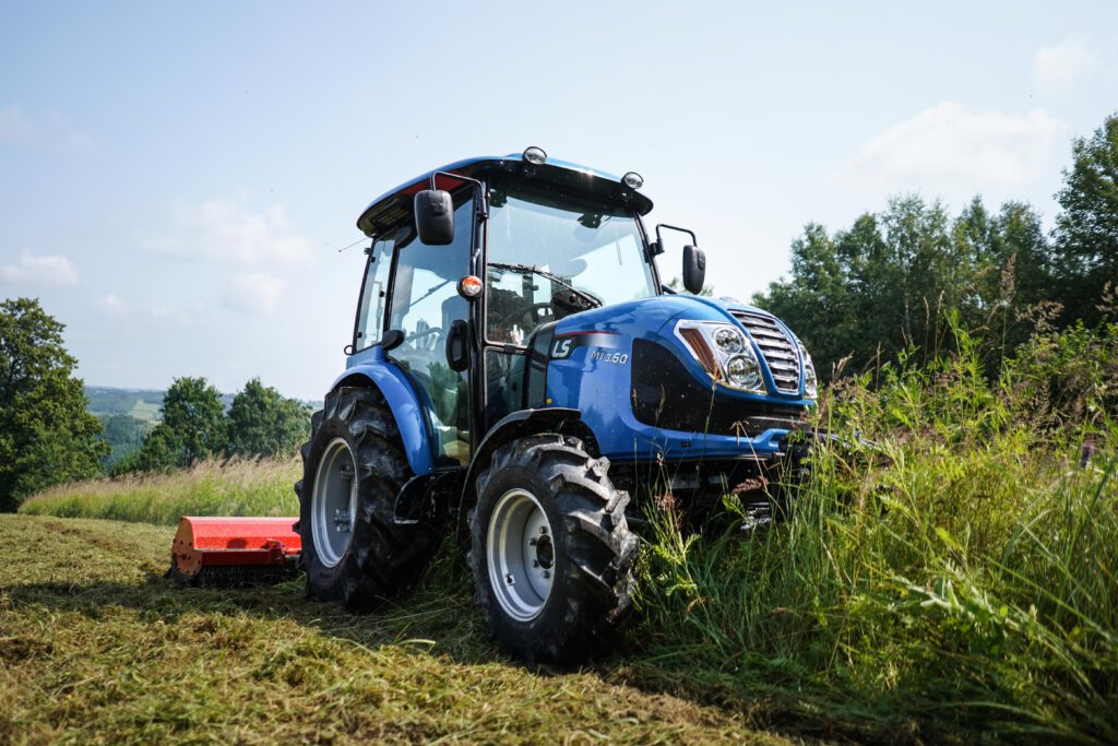 Koszenie wysokiej i gęstej trawy / zarośli. LS Tractor MT3.60 + Kosiarka bijakowa :: Traktor.com.pl