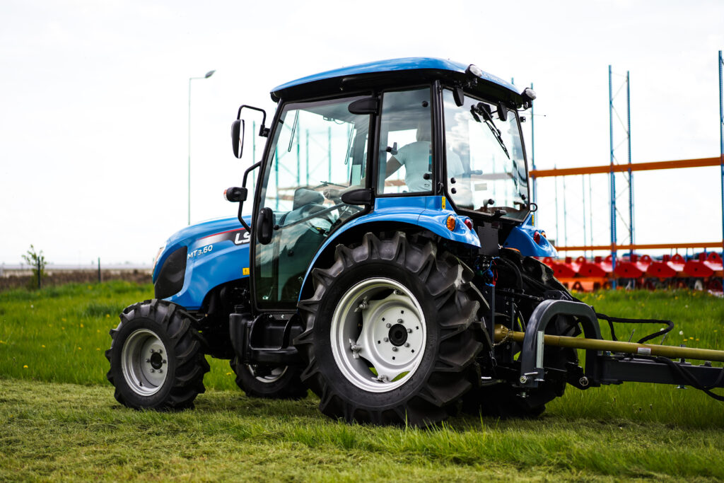 LS Tractor MT3.60 57KM :: Jaki traktor na 10 ha :: Traktor.com.pl