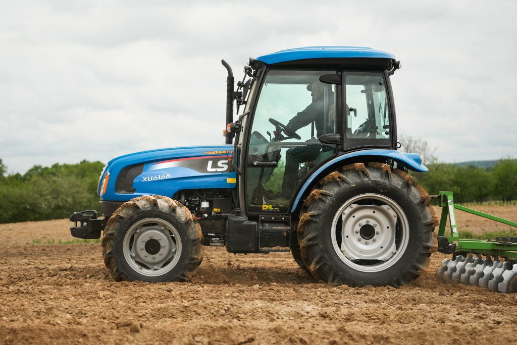 Koszenie nieużytków ciągnikiem LS Tractor XU 6168 :: LS-Traktor.pl