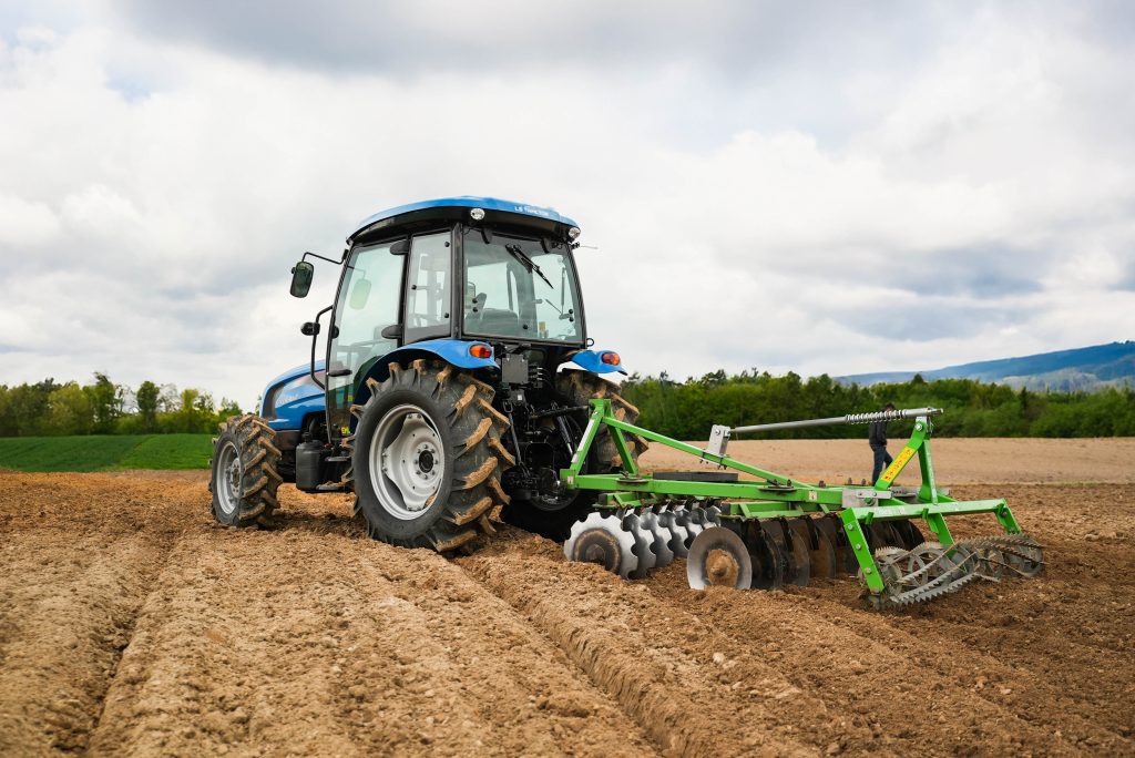 Talerzowanie LS Tractor XU 6168 + brona talerzowa Bomet @Bomet.Official  :: Traktor.com.pl
