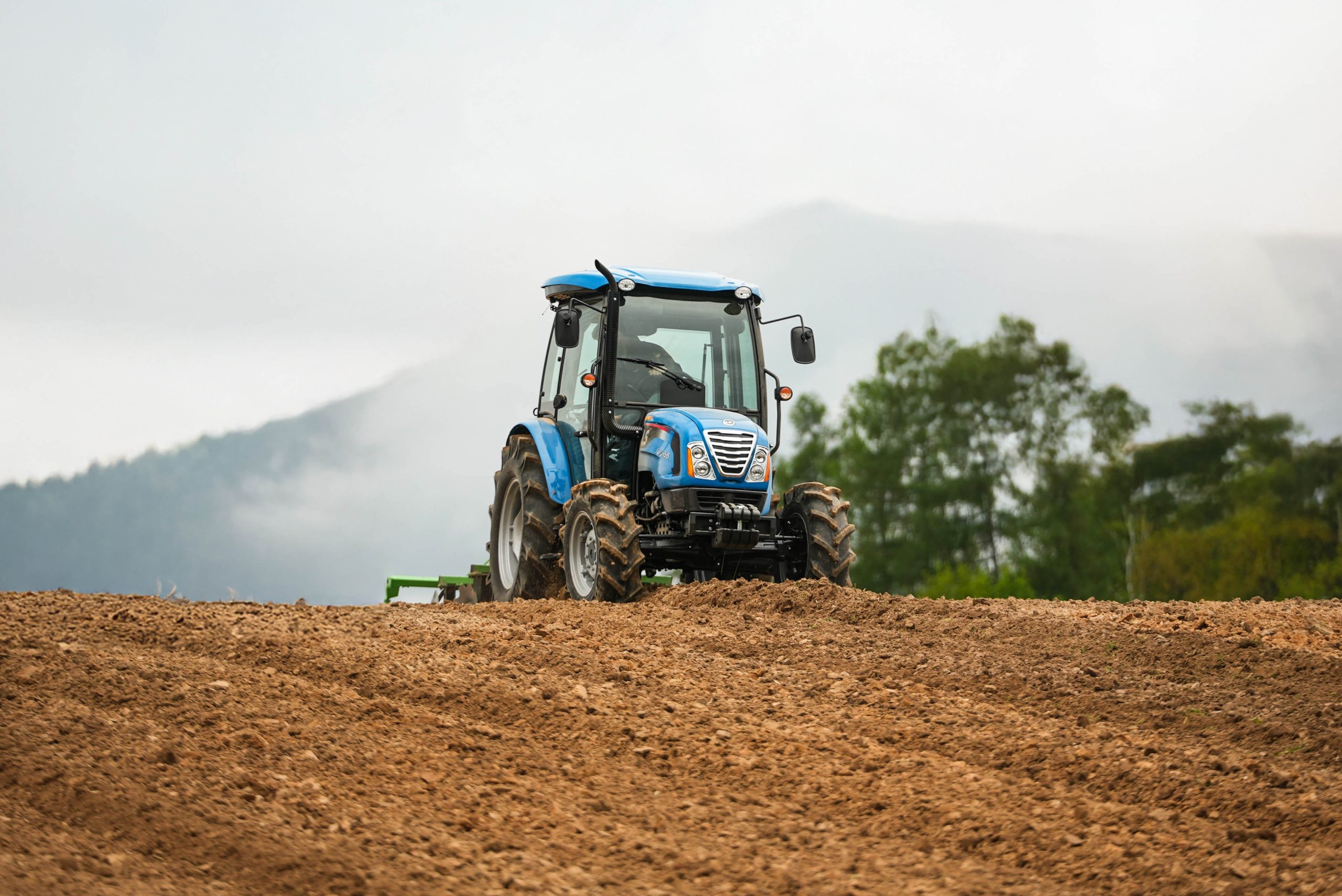 Talerzowanie pola LS XU6168 i broną talerzową Pavo Bomet