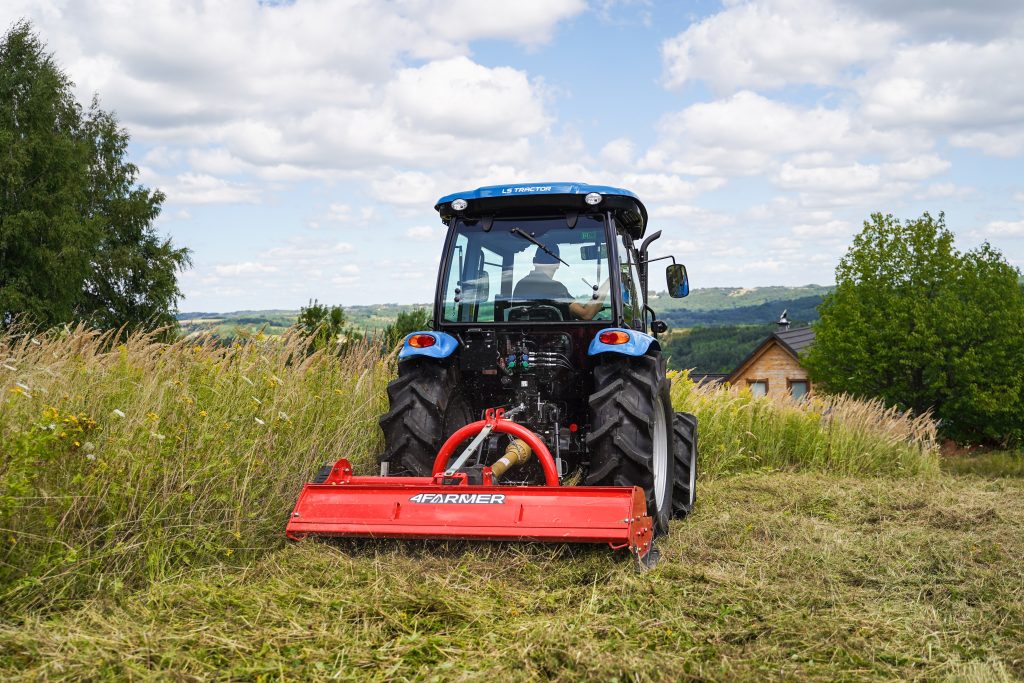 Kosimy nieużytki ciągnikiem LS Tractor XU 6168 i mulczerem 4FARMER :: Traktor.com.pl