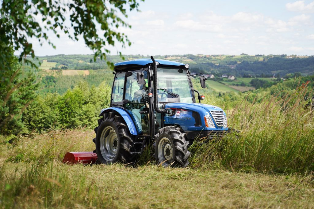 Kosimy nieużytki ciągnikiem LS Tractor XU 6168 i mulczerem 4FARMER :: Traktor.com.pl