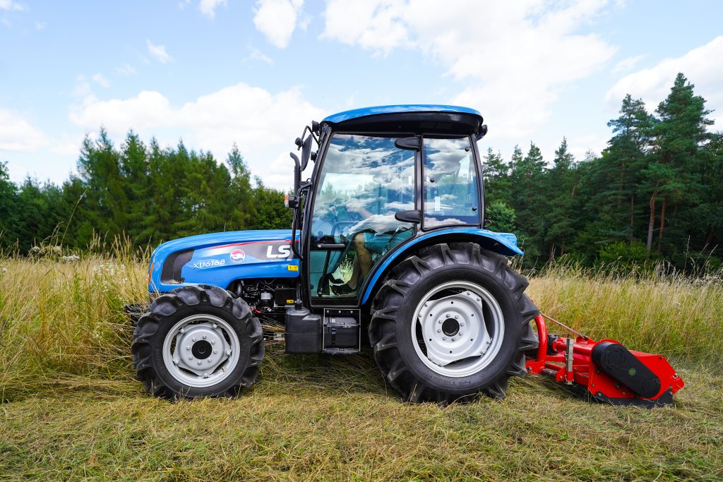 Koszenie nieużytków ciągnikiem LS Tractor XU 6168 :: LS-Traktor.pl