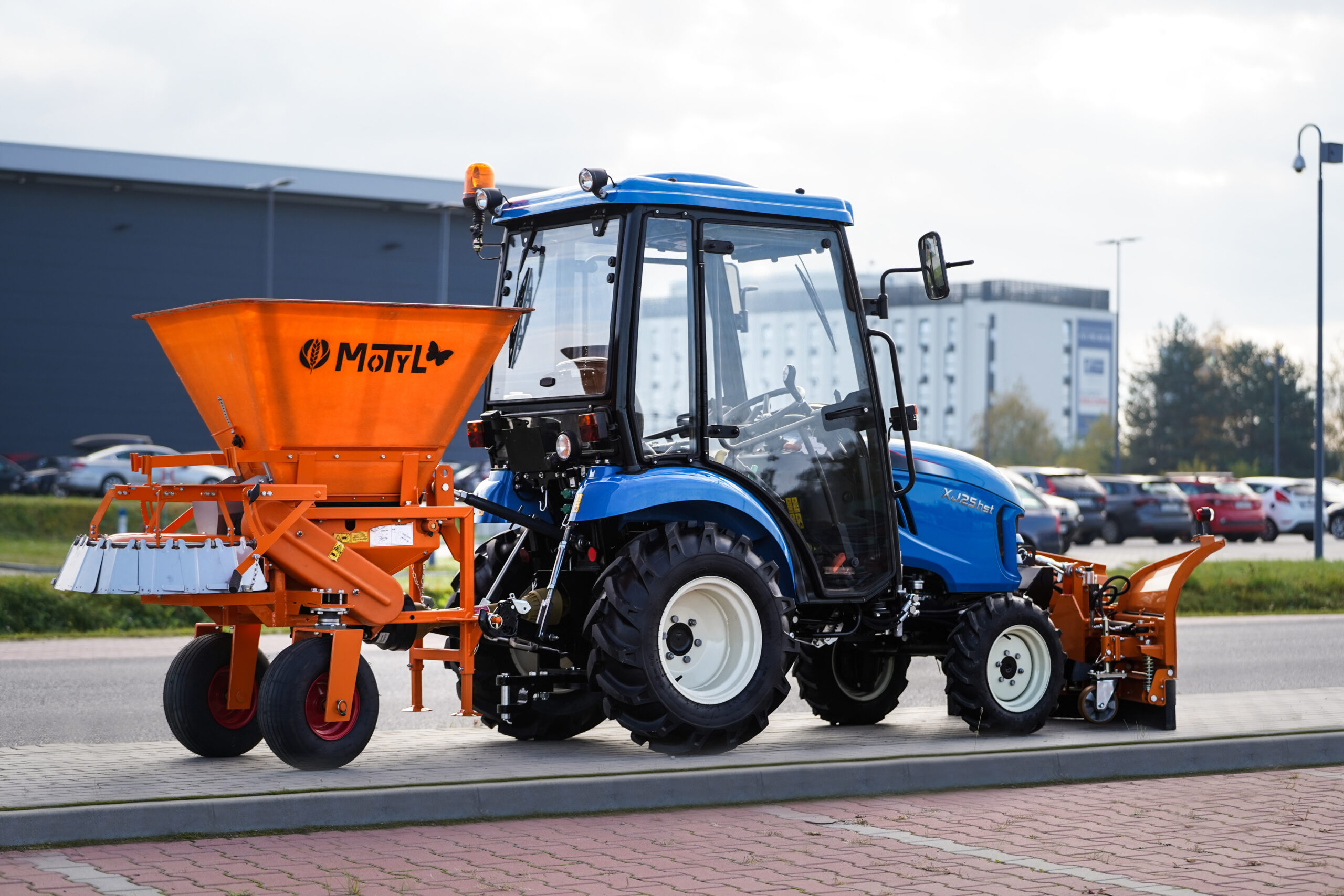 LS Tractor XJ 25 z pługiem do śniegu i rozsiewaczem