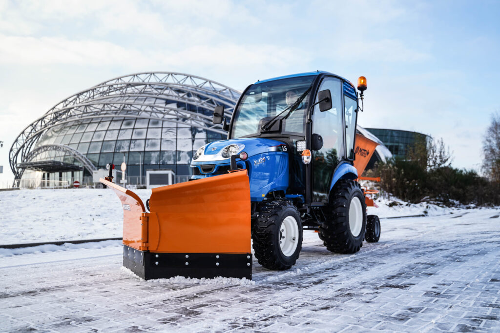 Mini ciągnik do odśnieżania - LS XJ 25 z pługiem do śniegu :: LS-Traktor.pl