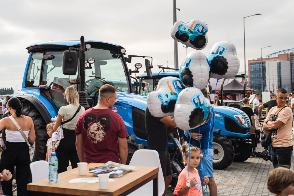 Pierwsze w Polsce DRIFT DOŻYNKI z LS Tractor - Speed Show 2024 Rzeszów :: LS-Traktor.pl