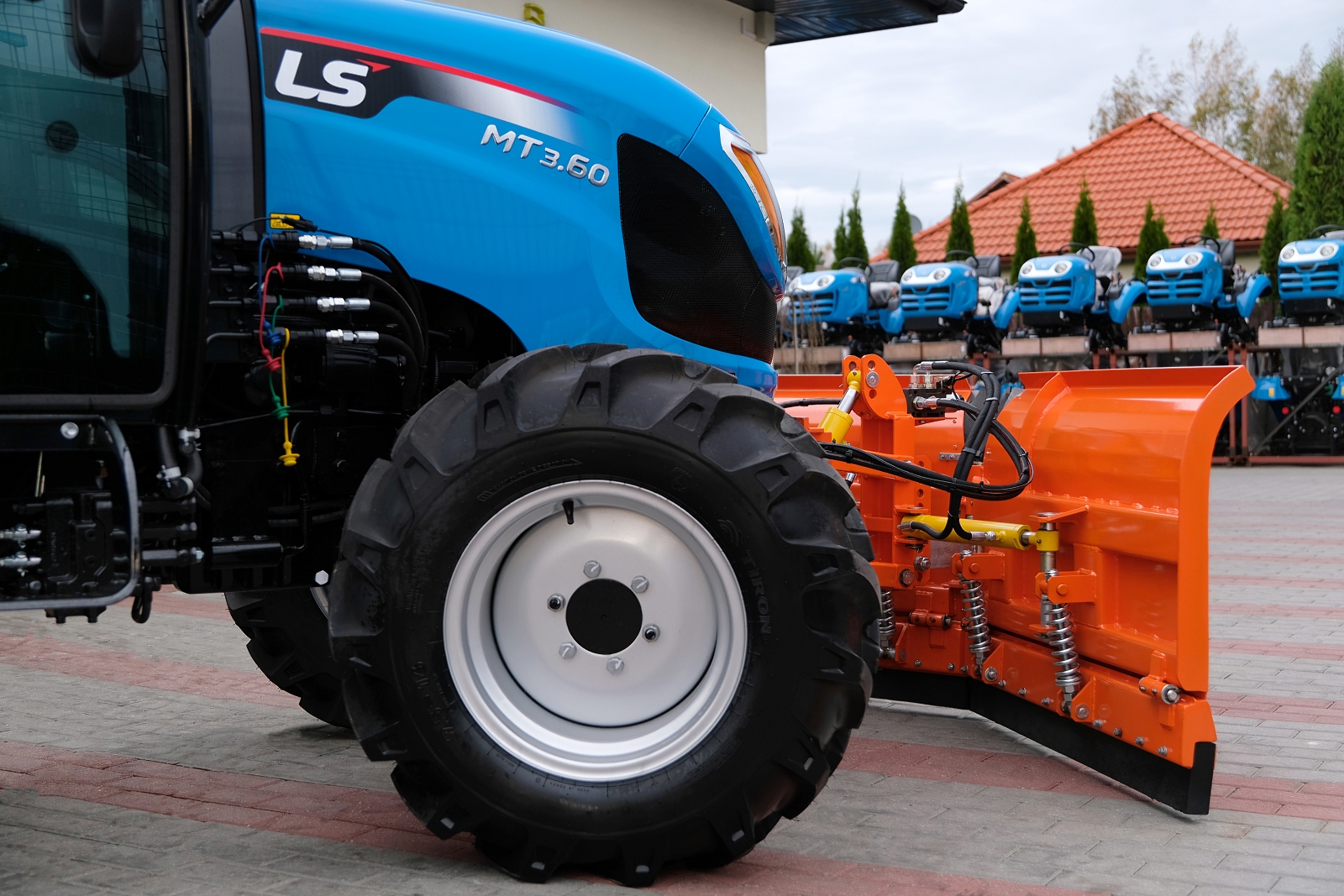 LS Tractor MT3.60 z pługiem strzałkowym