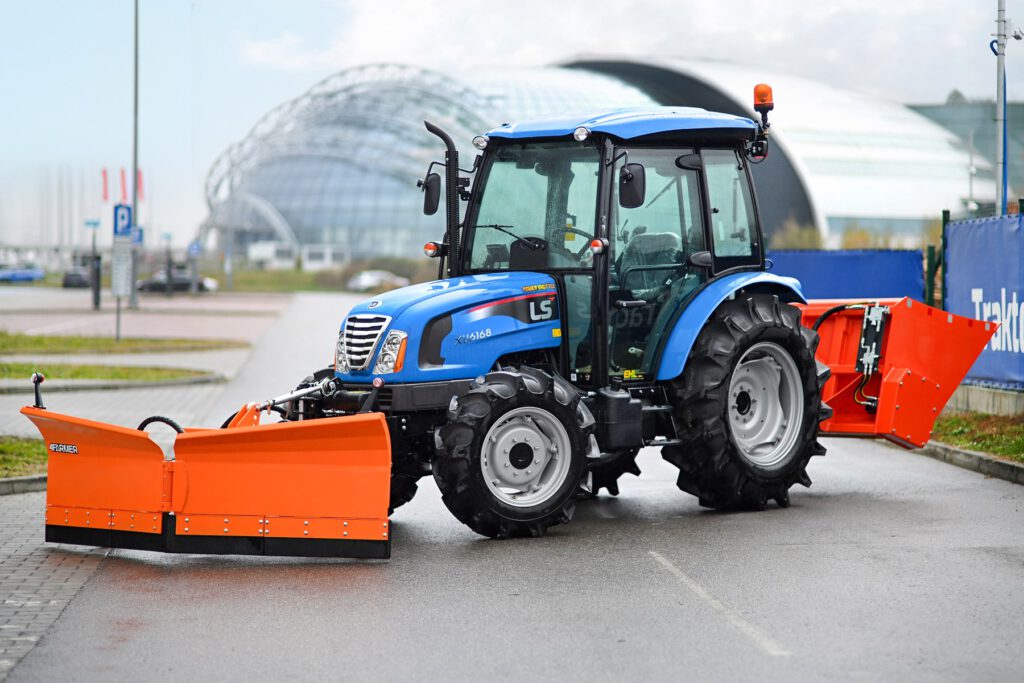 Solidne ciągniki komunalne - LS Tractor XU 6168 :: Traktor.com.pl