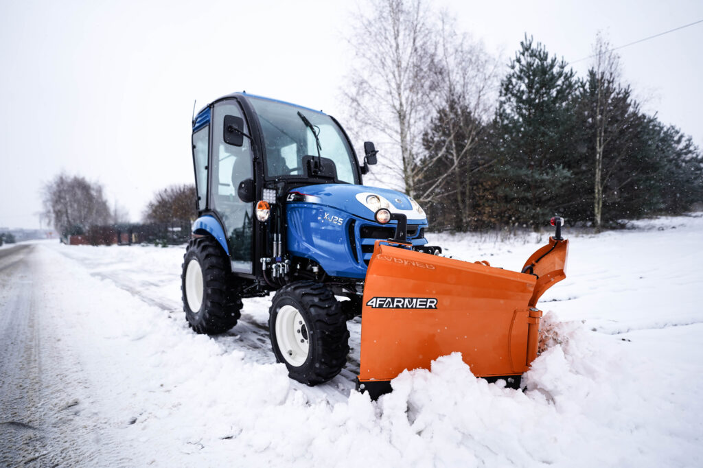 odśnieżanie chodników z LS Tractor