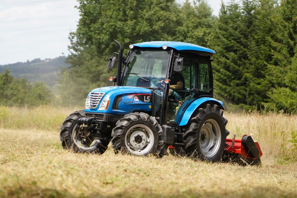 Koszenie nieużytków ciągnikiem LS Tractor XU 6168 :: LS-Traktor.pl