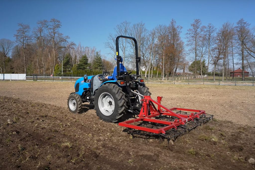 Bronowanie ciągnikiem LS Tractor MT 3.40 :: Traktor.com.pl