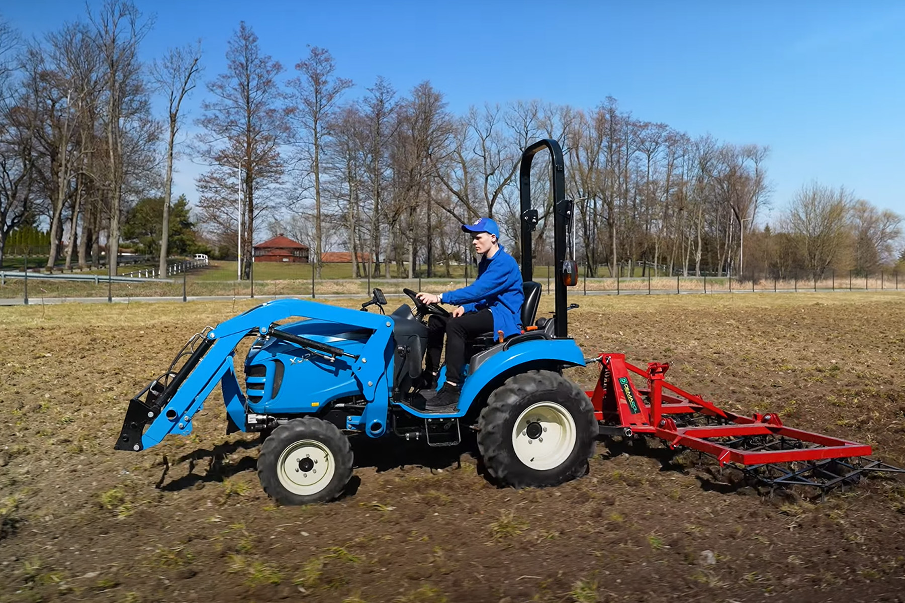 Bronowanie pola w małym gospodarstwie – LS Tractor XJ25 i brona ciężka 3-polowa składana Demarol w akcji
