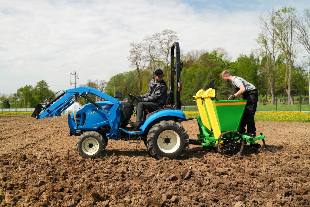 Sadzarka do ziemniaków 4FARMER do mini ciągnika  - LS Tractor XJ 25 :: Traktor.com.pl