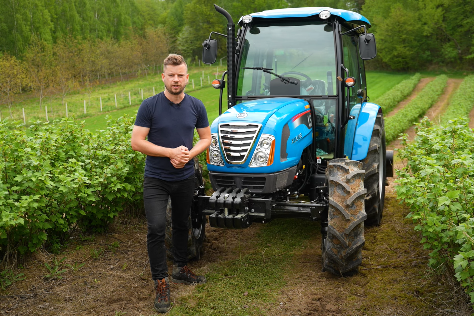 LS Tractor XU6168 z kosiarką bijakową EFD 180 4FARMER – niezastąpiony duet w uprawie porzeczki