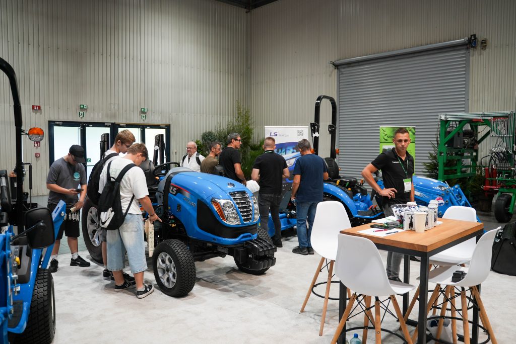 Mini ciągnik do ogrodów i szkółek roślin - LS Tractor MT 1.25