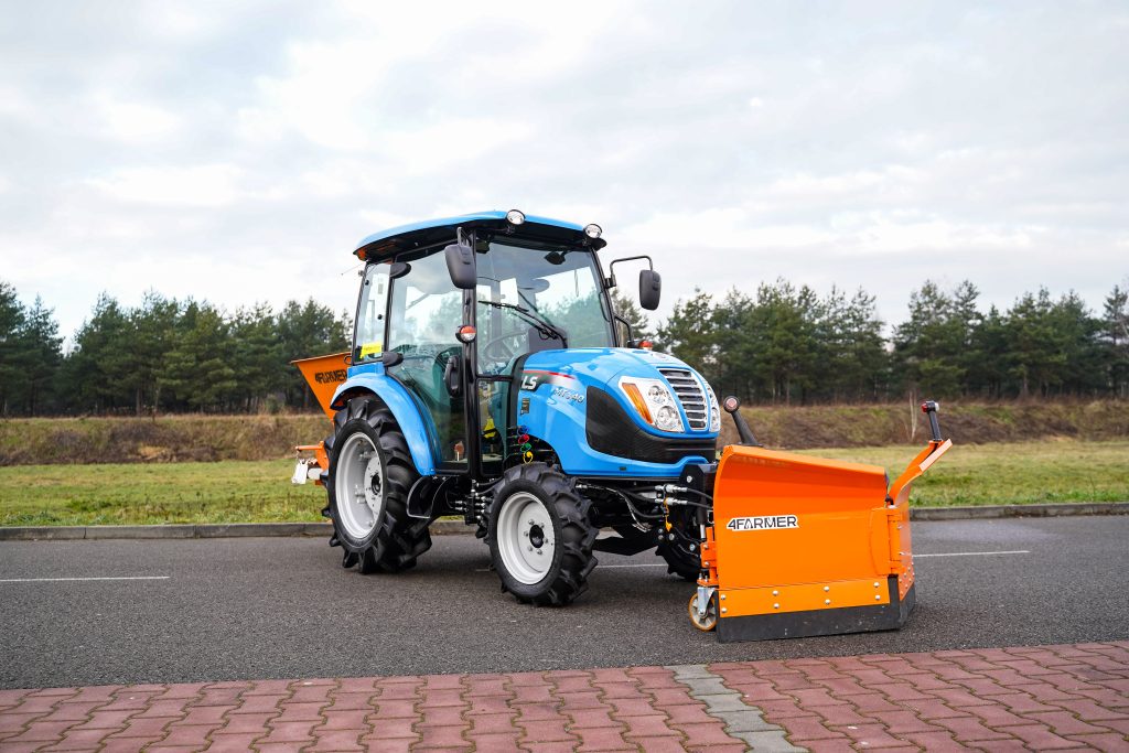 Koreański ciągnik LS Tractor XU 6168 z osprzętem do odśnieżania :: Traktor.com.pl
