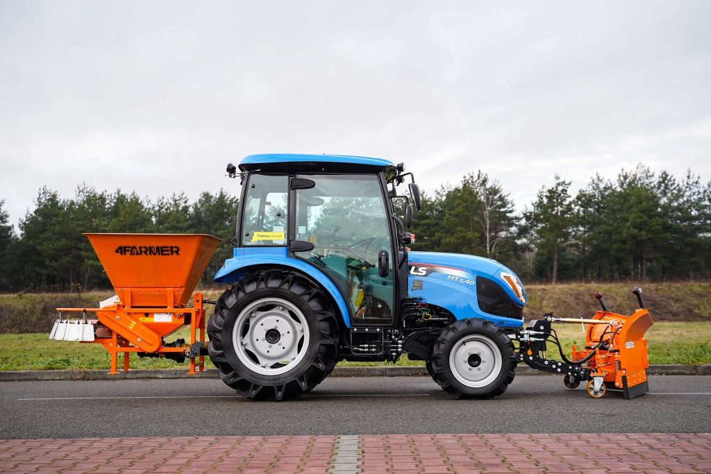 Koreański ciągnik LS Tractor XU 6168 z osprzętem do odśnieżania :: Traktor.com.pl