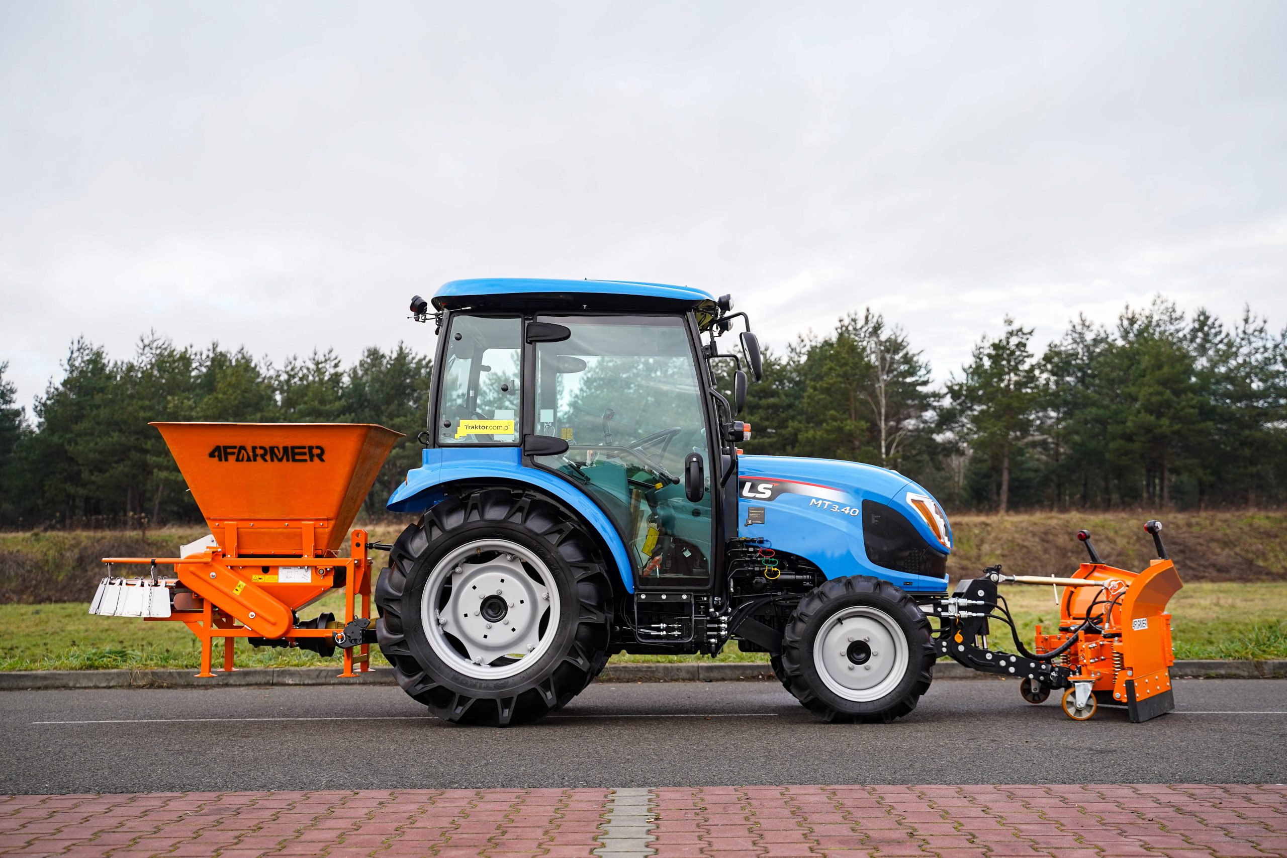 LS Tractor MT3.40 w wersji zimowej – niezawodne rozwiązanie do odśnieżania miasta, ulic i chodników