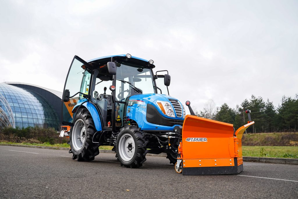 Koreański ciągnik LS Tractor XU 6168 z osprzętem do odśnieżania :: Traktor.com.pl