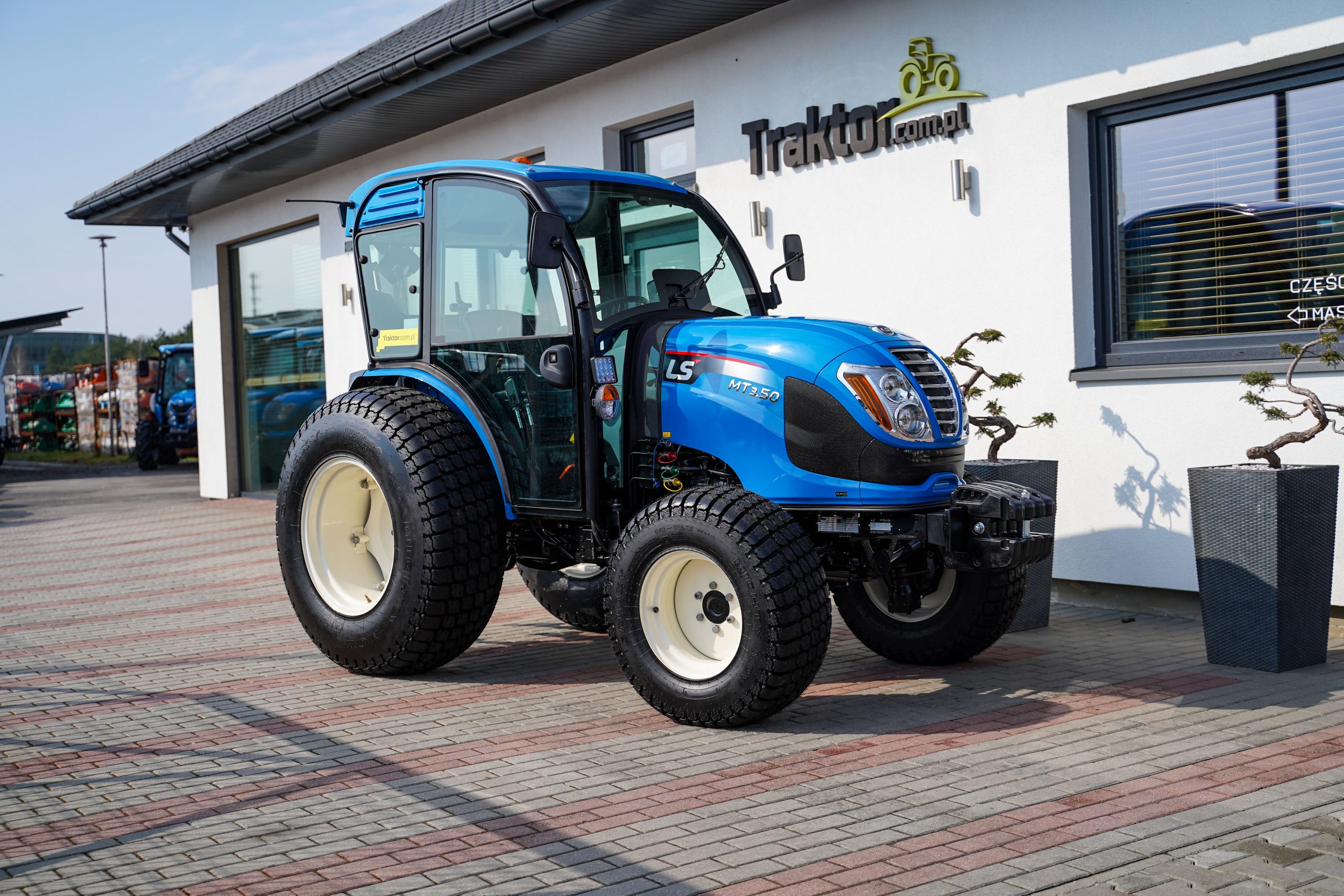Pielęgnacja terenów miejskich z wykorzystaniem LS Tractor MT3.50 na oponach trawiastych