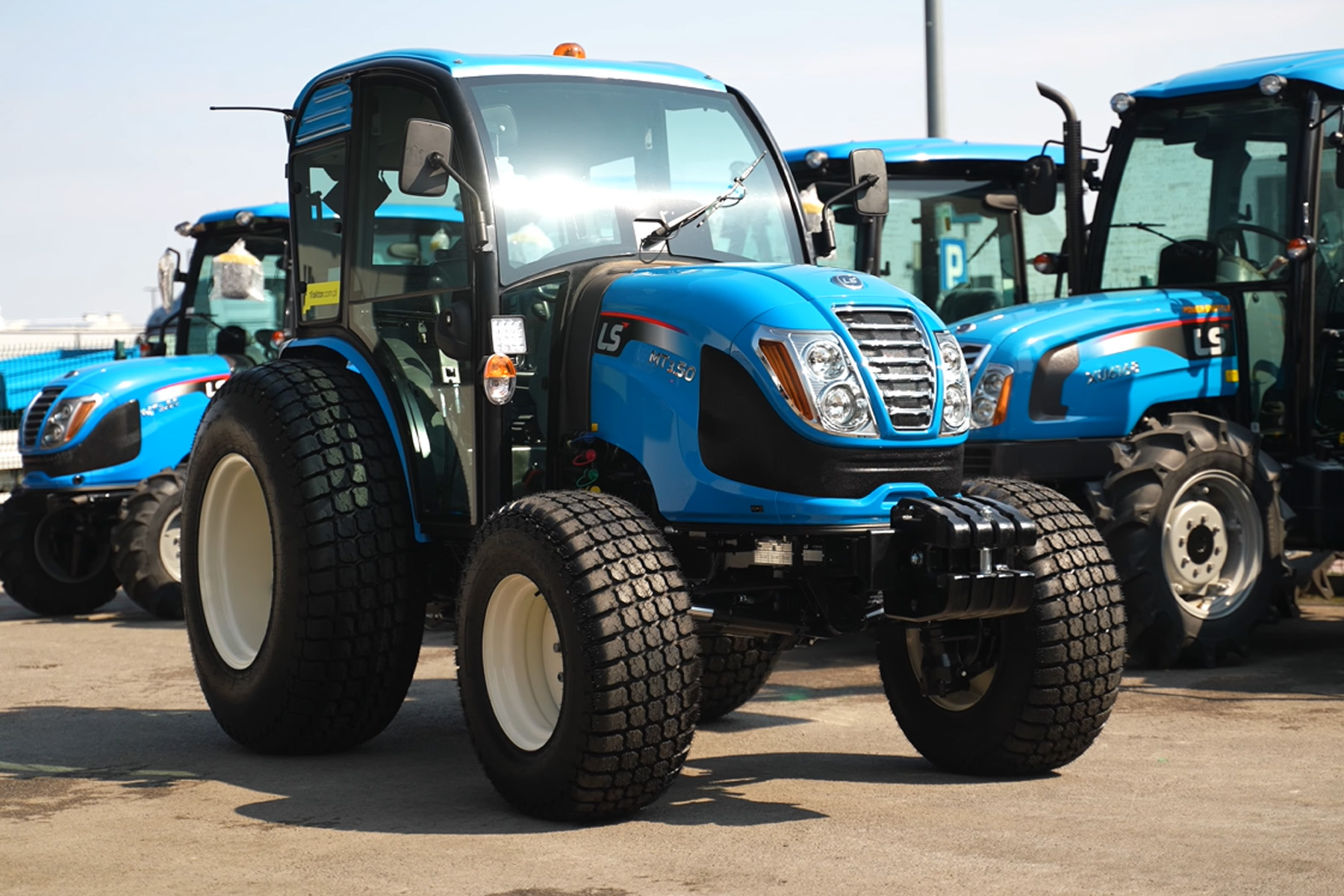 Pielęgnacja terenów miejskich z wykorzystaniem LS Tractor MT3.50 na oponach trawiastych