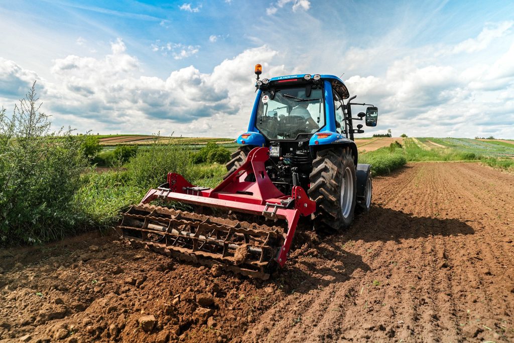 LS Tractor MT 5.73 + głębosz 3-zębowy :: Traktor.com.pl