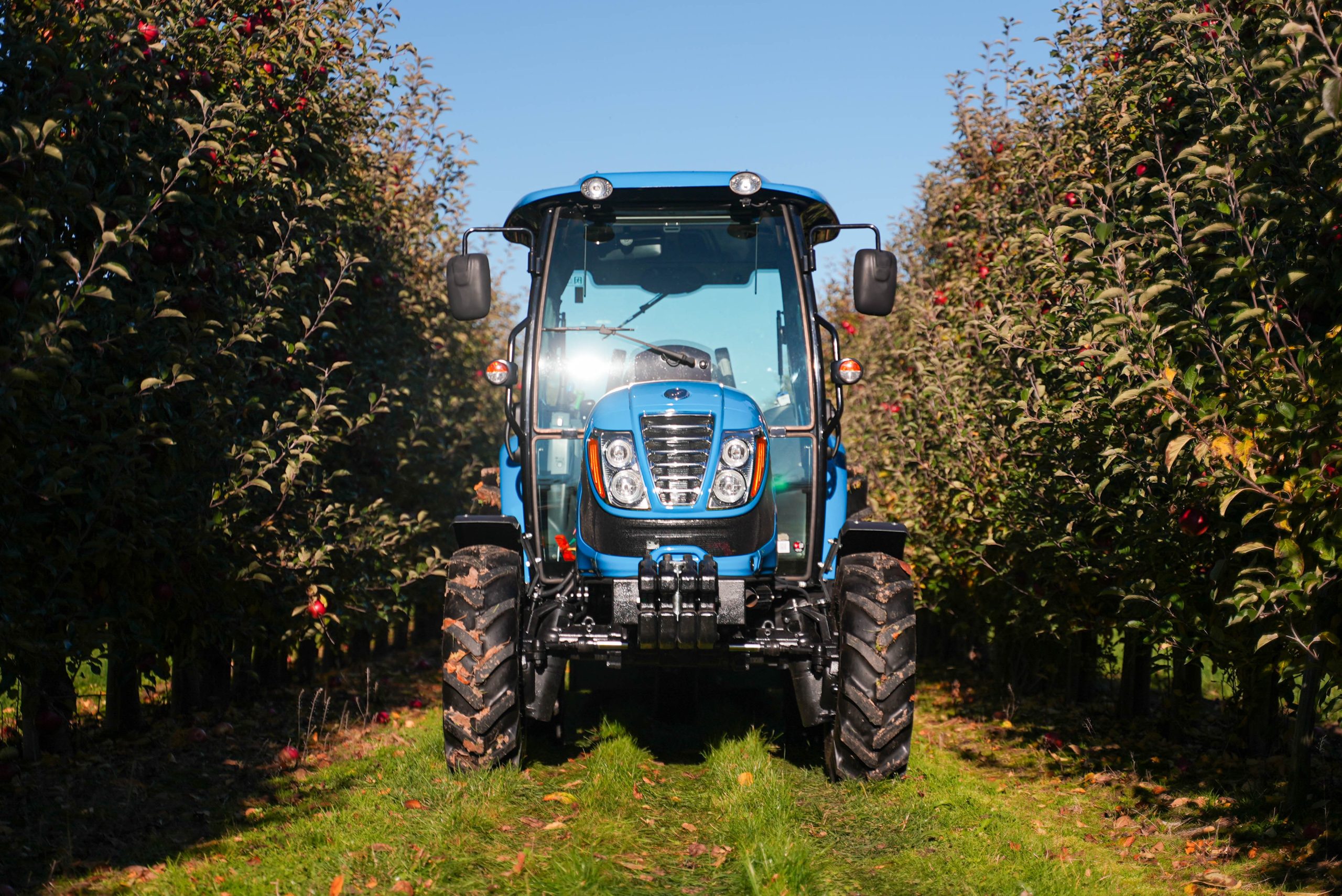 LS Tractor MT3.60 wśród jabłoni – odwiedzamy Płaziak Sad